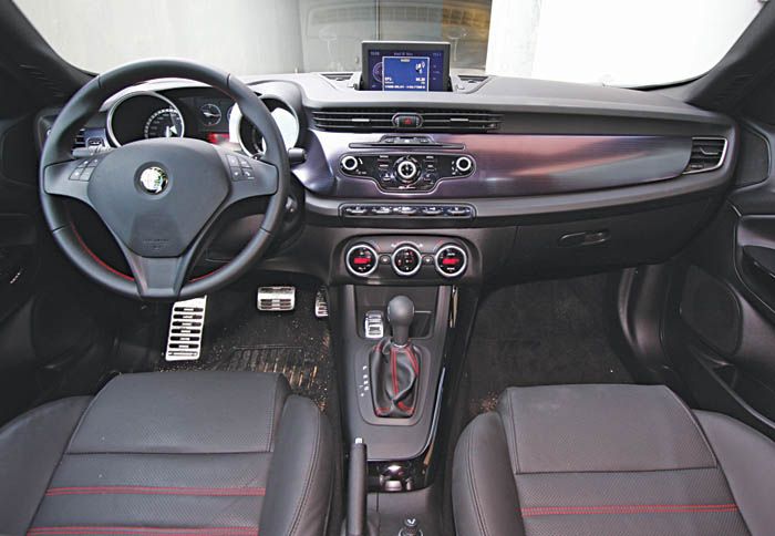 Εισερχόμενος κανείς στο εσωτερικό της Giulietta αντικρίζει μια σπορτίφ και ποιοτική εικόνα. 